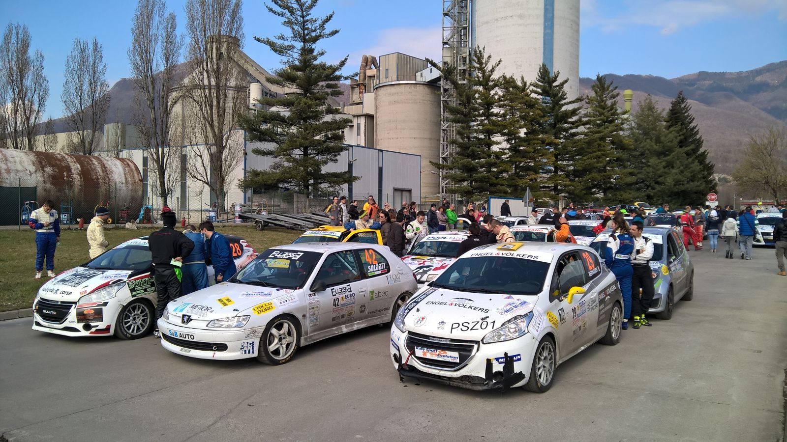 Rally dei Laghi, oltre novanta equipaggi iscritti. In attesa del "via" si elegge la Miss