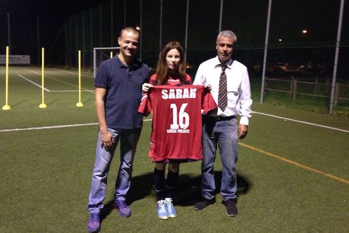 La madrina Sarah Maestri in visita alle ragazze del Luino Ladies FBC 1910. Domenica inizia il campionato