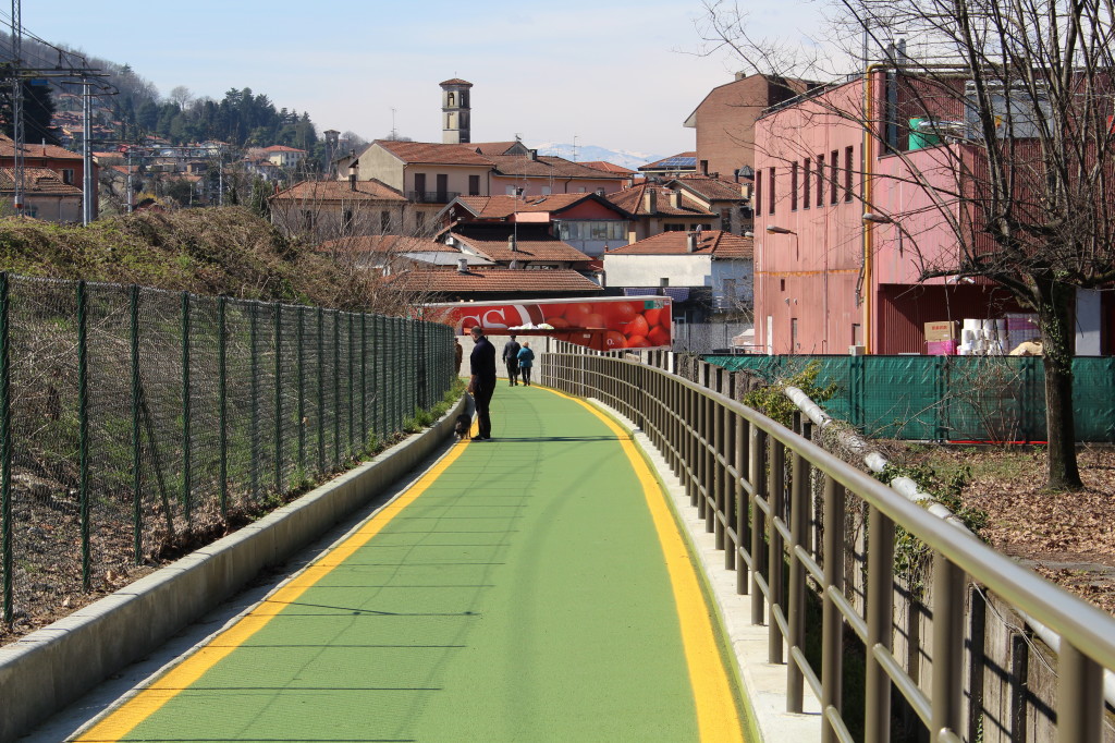 Luino, inaugurato il nuovo tratto di pista ciclabile: dall'Imbarcadero alla Valcuvia, passando dalla Stazione