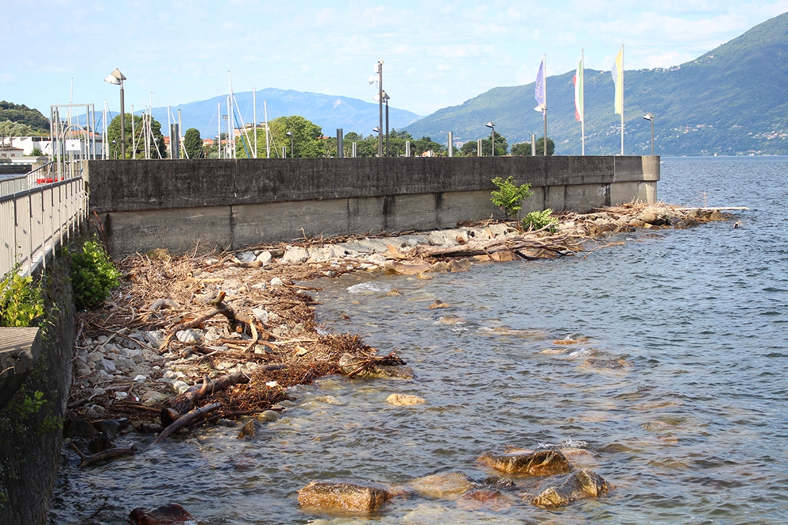 Luino, trovato il corpo senza vita di una donna al Parco a Lago