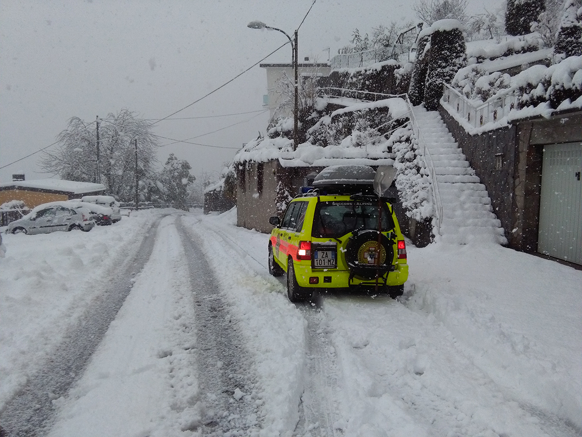 Il luinese colpito dalla neve: elettricità a singhiozzo, strade bloccate e treni soppressi sulla Luino-Gallarate (FOTO)