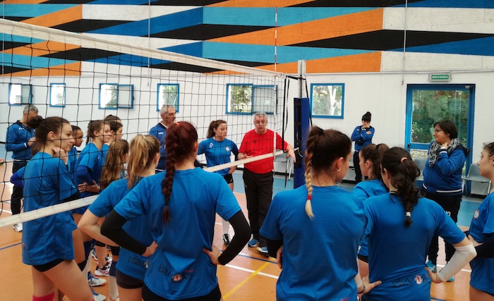 Cuveglio, "il Professore" Luciano Pedullà in visita alle ragazze della Blu Volley