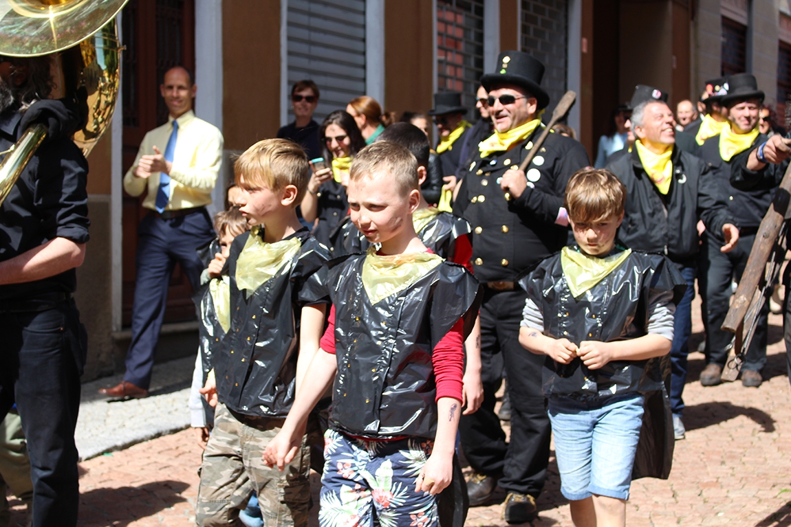 Luino: nonostante il vento, grande successo per il "Raduno degli Spazzacamino"