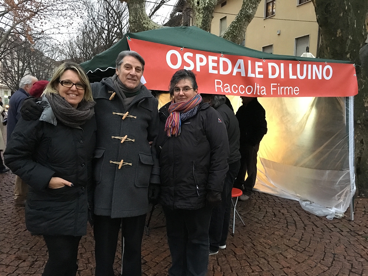 Quasi 800 firme in un solo giorno: i cittadini dalla parte del Comitato a difesa dell'Ospedale di Luino