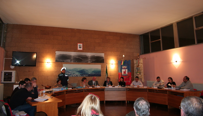 Lavena Ponte Tresa approva il bilancio di previsione, consiglio comunale intenso e acceso