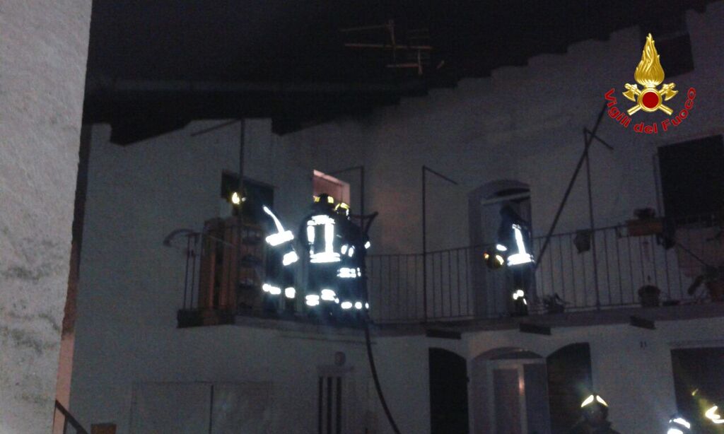 Laveno Mombello, a fuoco un'abitazione durante la notte. Dodici Vigili del Fuoco per spegnere il rogo