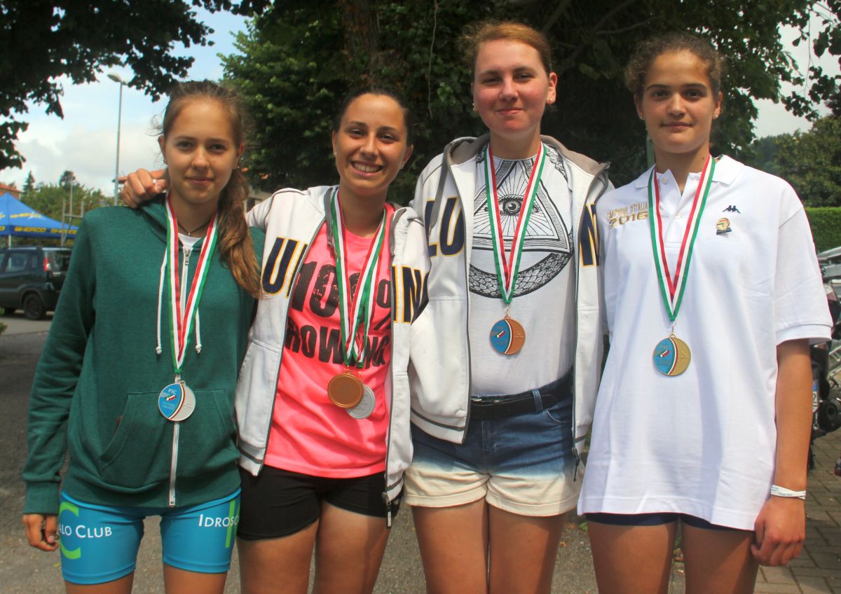 Ragazze della Canottieri Luino plurimedagliate ai Tricolori di Gavirate: Minoletti-Taietti-Ivasenko-Borghi