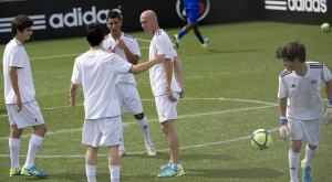 Zinedine Zidane, insieme al figlio Enzo, sulla sinistra. (kanalbola.com)