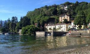 Il lungo lago di Colmegna, in provincia di Varese (holidaycheck.com)
