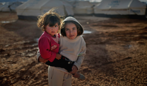 Uno scatto del gennaio 2013, mentre due bambini siriani giocano nel campo profughi di Zaatari in Giordania (photoblog.nbcnews.com)