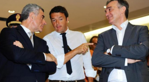 L'ex sindaco di Firenze, e ora premier, Matteo Renzi, insieme a Mauro Moretti (Fs) e il presidente della regione Toscana, Rossi. (lanazione.it)