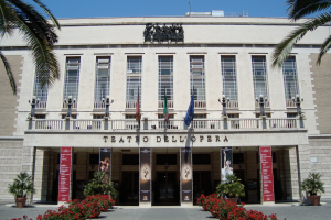 L'ingresso del Teatro dell'Opera di Roma (lavocesociale.it)