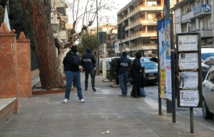 Il momento dell'arresto di Djamal Eddine Ouali, un algerino destinatario di un mandato di arresto europeo emesso dalle autorità del Belgio, a Bellizzi (Salerno), 26 marzo 2016