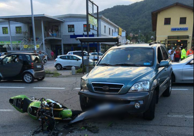 Marchirolo, scontro auto-moto: ferite quattro persone, motociclista in codice giallo a Varese