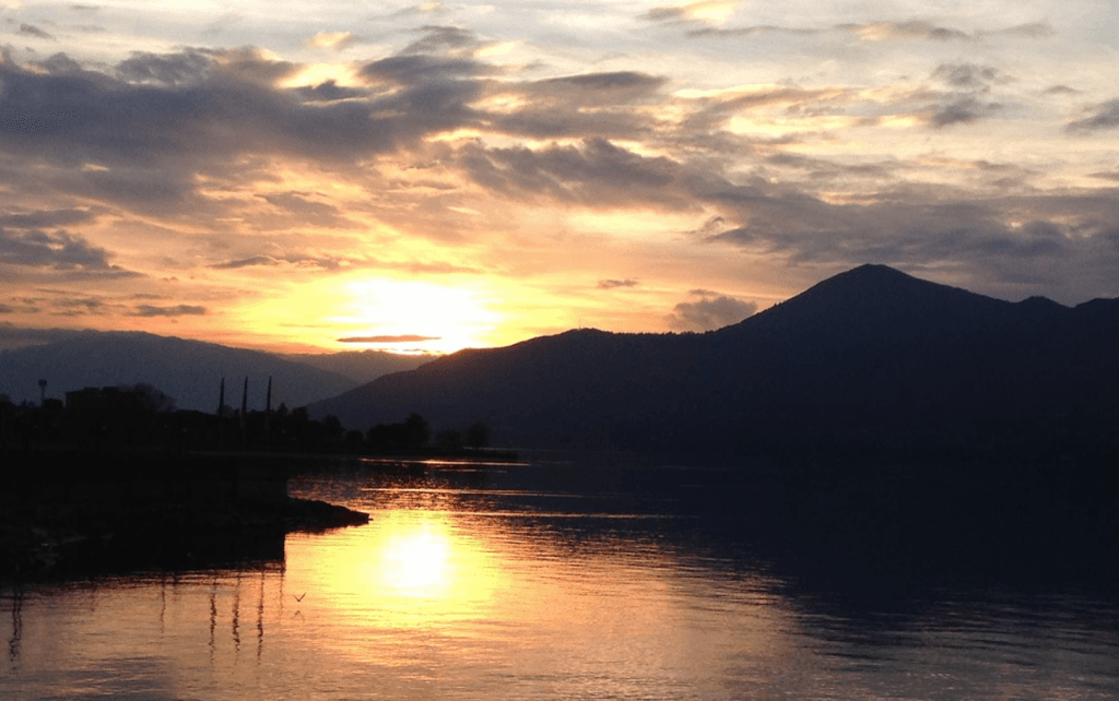 Buongiorno con la foto del giorno di Antonella Bonora, Luino e il suo paesaggio