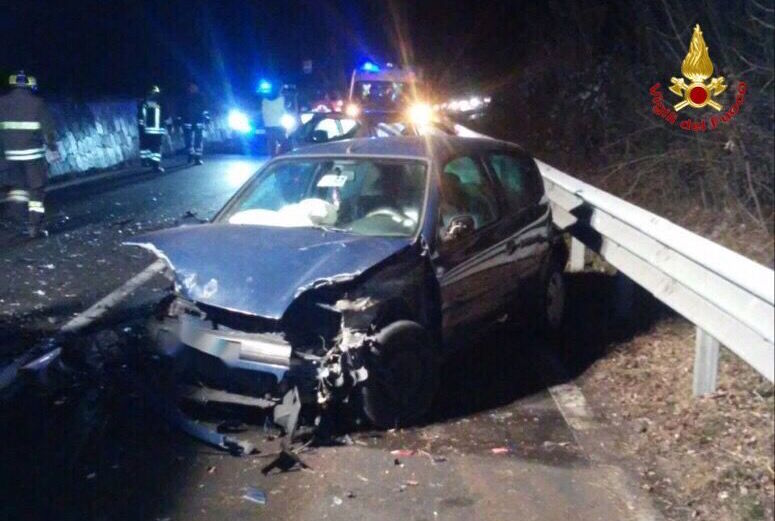 Frontale in Valganna tra due auto: 4 persone trasportate all'Ospedale di Luino