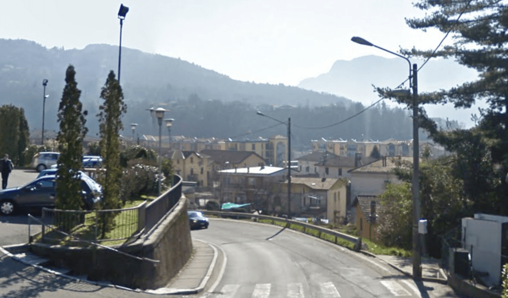 (Foto di repertorio di via Moncucco a Luino)