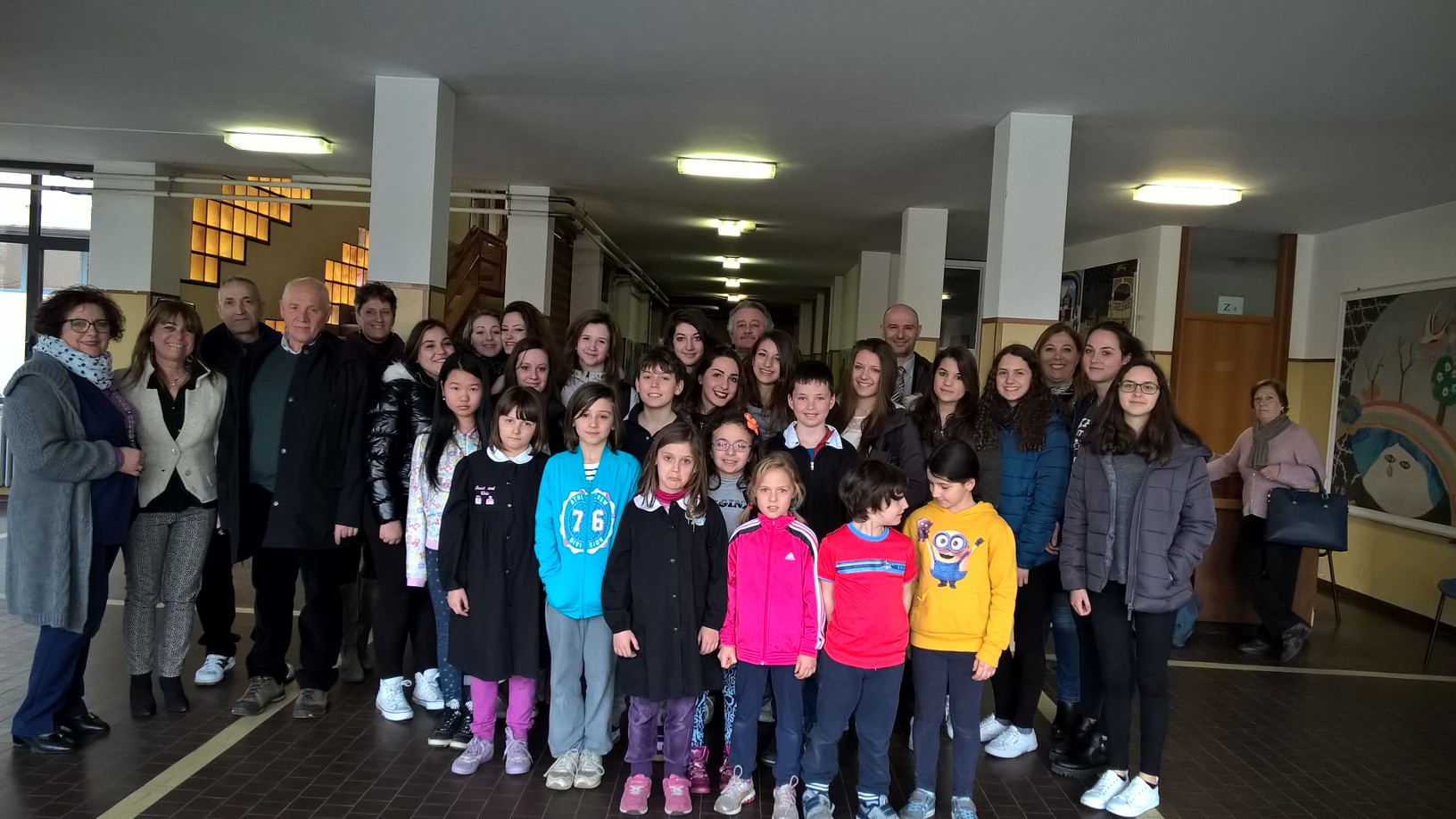 Murales alle Elementari di Luino realizzati da studenti del Liceo "V. Sereni": le fiabe danno vita e colore ai corridoi