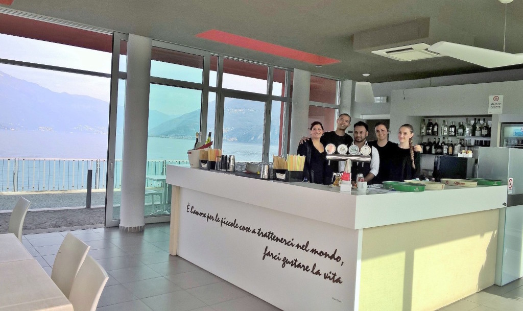 Lo staff del bar Parco a Lago di Luino