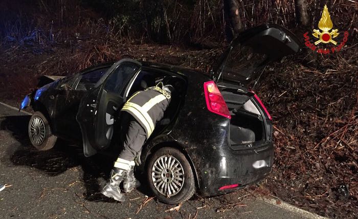 Incidente nella notte sulla strada del Cucco, coinvolto giovane 20enne