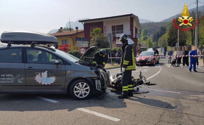 Brissago, scontro auto-moto: una persona grave, interviene l'elisoccorso