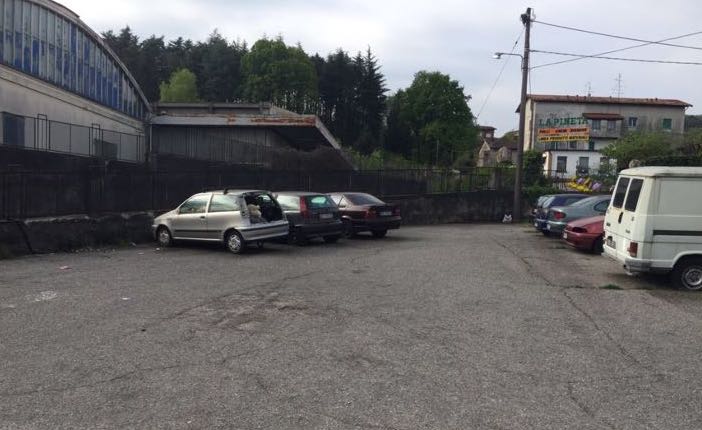 Germignaga, "Situazione insostenibile nel piazzale di via Fabio Filzi". Il sindaco: "A breve soluzione con proprietà"