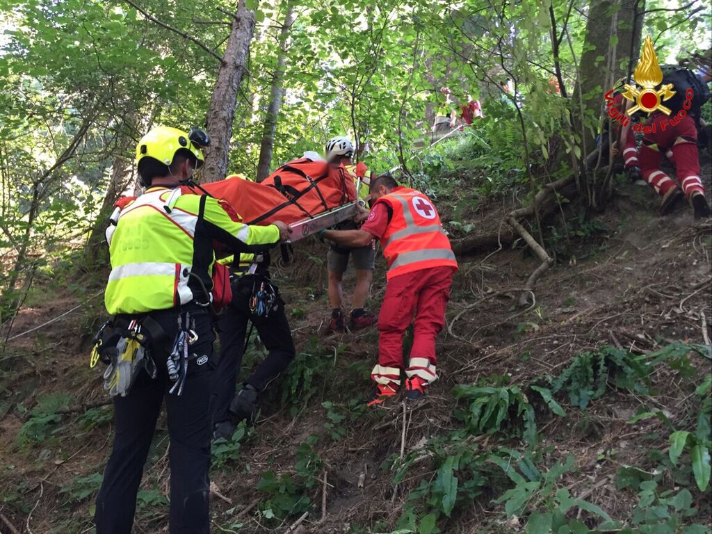 Incidente a Castelveccana, moto finisce in una scarpata. Una donna perde la vita