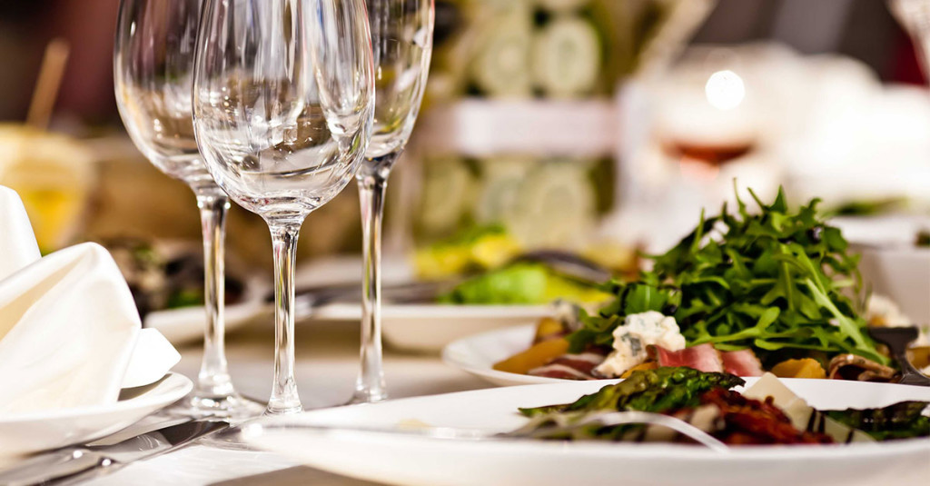 Avanzi di cibo al ristorante: nonostante la legge, solo 1 su 3 li porta a casa
