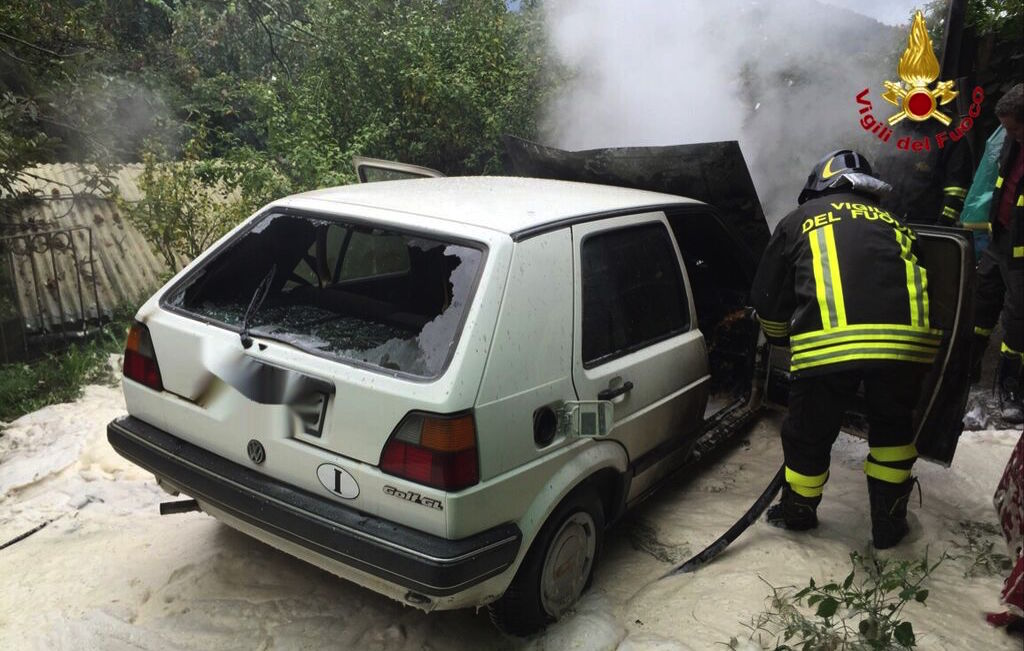 Dumenza, auto distrutta da un incendio. Intervengono i Vigili del Fuoco