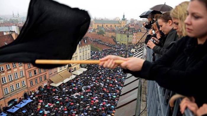 Polonia, la protesta delle donne fa fare un passo indietro al parlamento. Respinta la legge anti-aborto