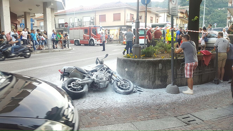 A Lavena Ponte Tresa 18enne ferito dopo una caduta in moto. Il mezzo in fiamme