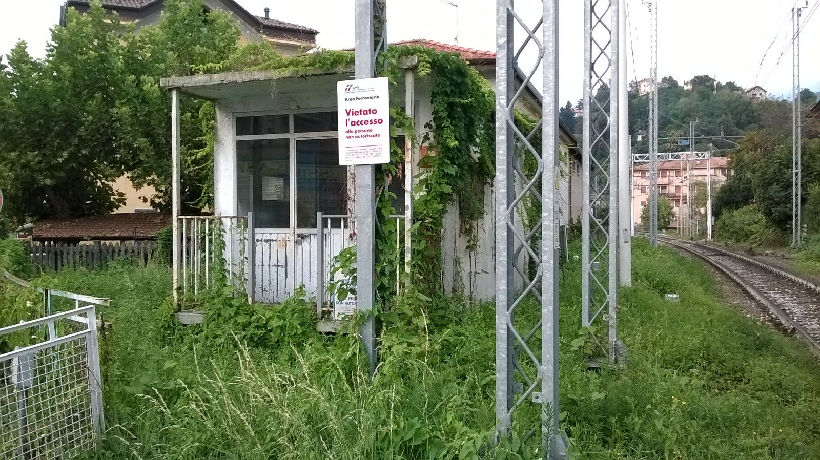 Luino, "La cabina del passaggio a livello in condizioni pietose. E' questo il biglietto da visita?"