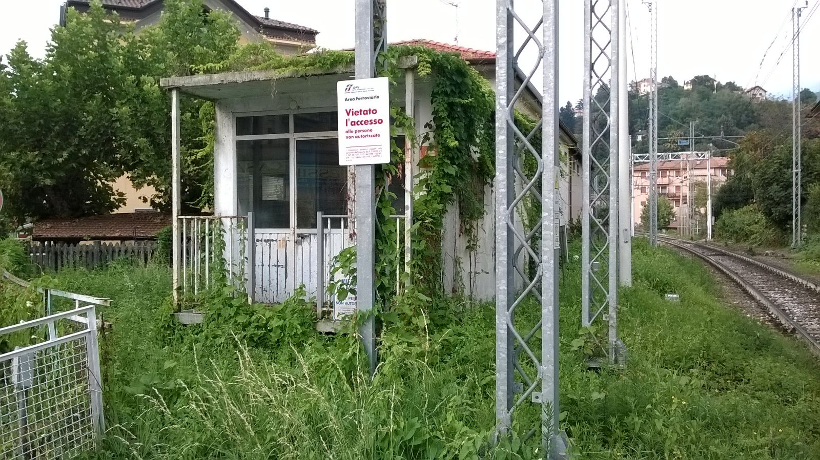 Luino, "La cabina del passaggio a livello in condizioni pietose. E' questo il biglietto da visita?"