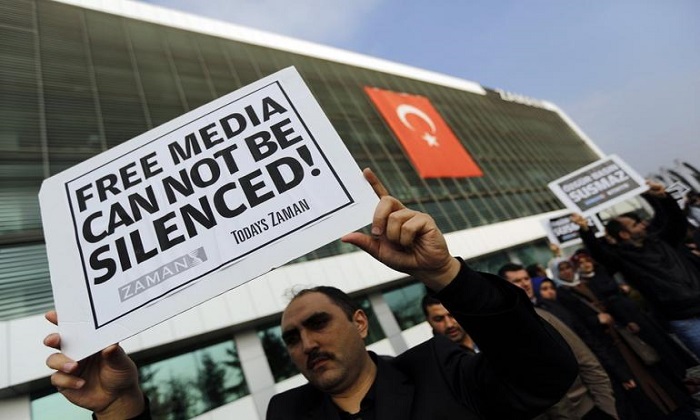 Turchia, Erdogan sgretola la stampa: diciotto mandati di cattura per altrettanti giornalisti