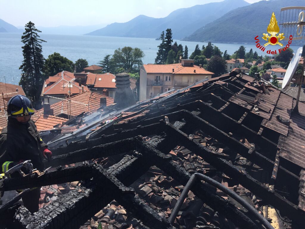 Maccagno, a fuoco il tetto di una casa nel centro storico. Abitazione inagibile ma nessun ferito