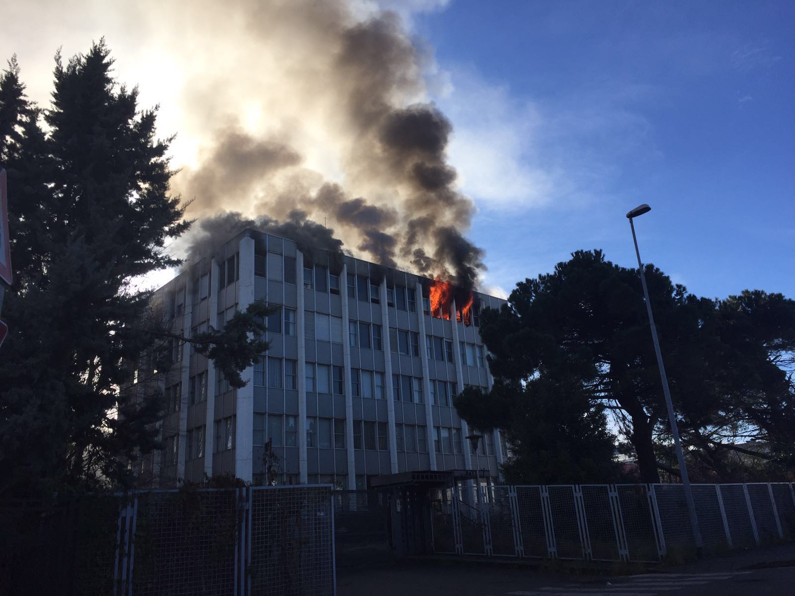 Luino, incendio in un palazzo di via Fornara. Il fumo visibile da chilometri