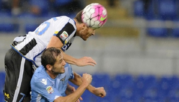 Calciatori a rischio demenza precoce: troppi colpi causano danni cerebrali