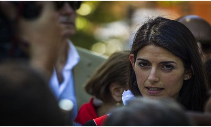 Rifiuti ingombranti, la sindaca Raggi ammette: "Ritiro sospeso e non so il perché"