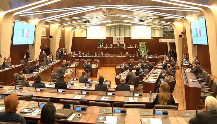 "Disparità di stipendio? E' perché le donne preferiscono stare a casa", capogruppo Lega Nord contestato per dichiarazioni sessiste