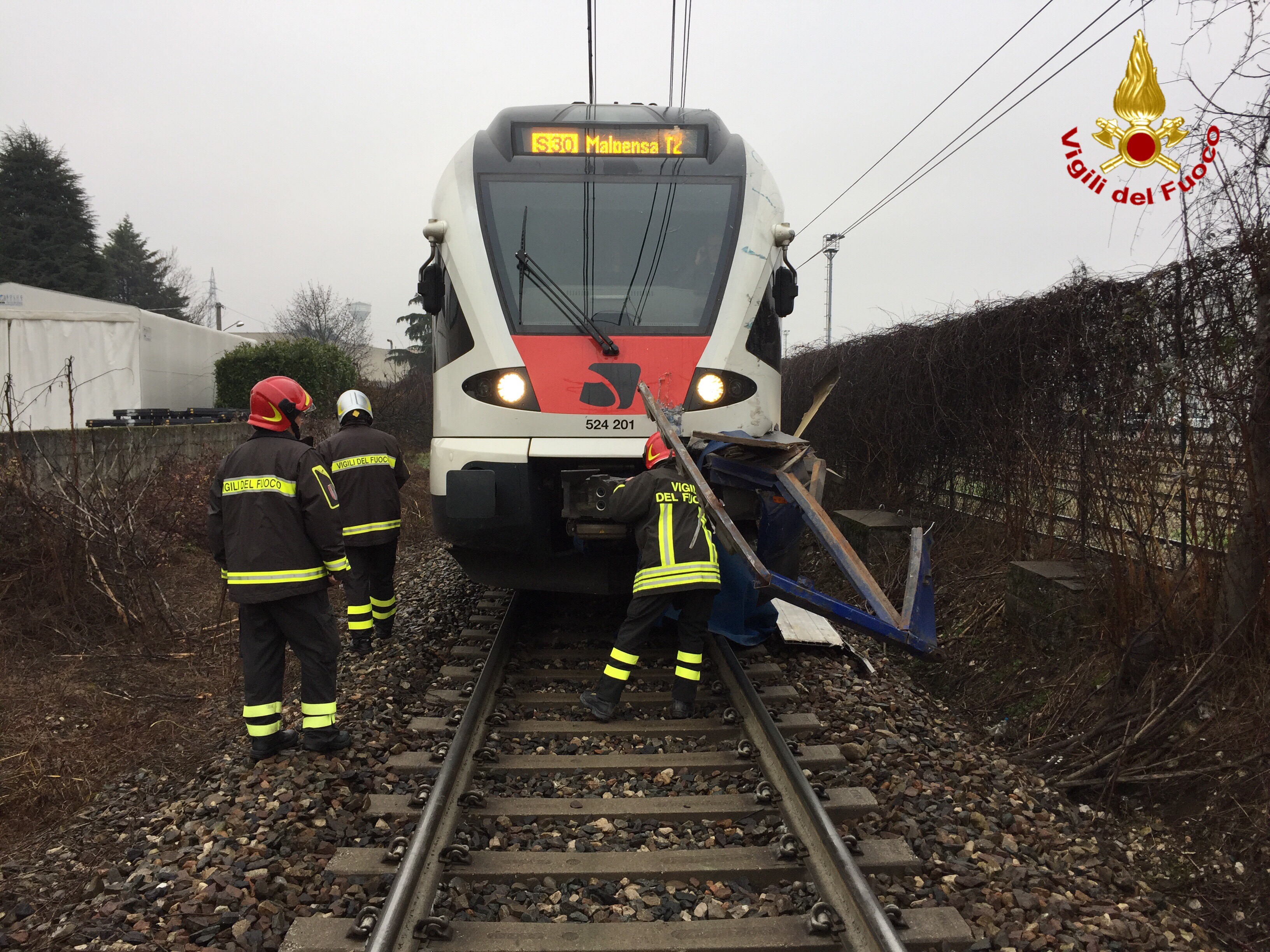 Camion colpito da un treno sulla linea ferroviaria Luino-Gallarate, disagi sulla circolazione