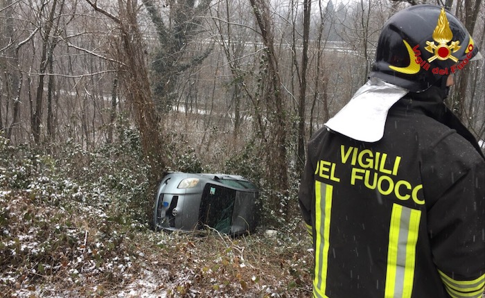 Scende la neve, incidente in Valcuvia: auto finisce in una scarpata, ferita una donna