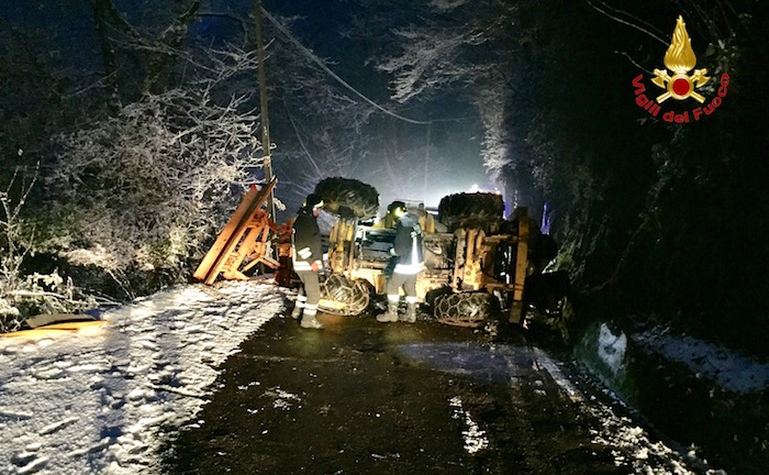 Maccagno: si ribalta lo spazzaneve, Orascio isolata. Intervengono i Vigili del Fuoco