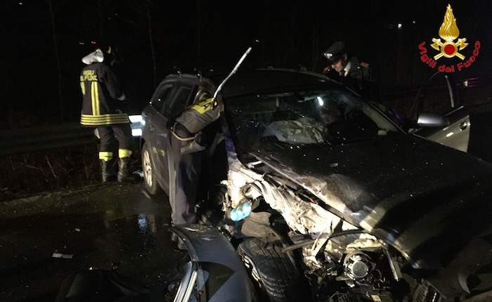 Grave incidente ieri sera a Cremenaga, SP 61 chiusa per ore. Uomo liberato dalle lamiere