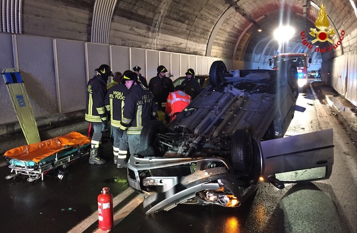 Laveno Mombello: si ribalta in galleria, 49enne ferito. SP 69 chiusa per un'ora