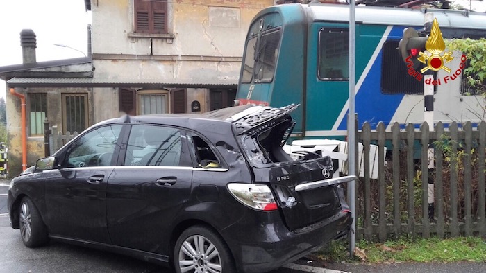 Linea Luino-Gallarate, scontro tra auto-treno al passaggio a livello. Problemi sulla circolazione