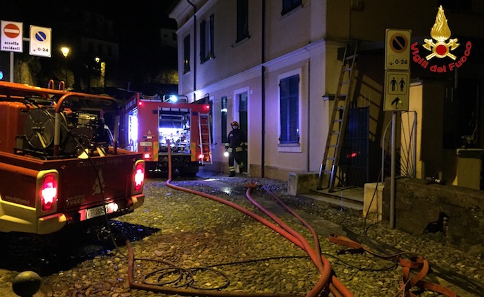 Maccagno, a fuoco una villa. I Vigili del Fuoco spengono le fiamme, locali inagibili