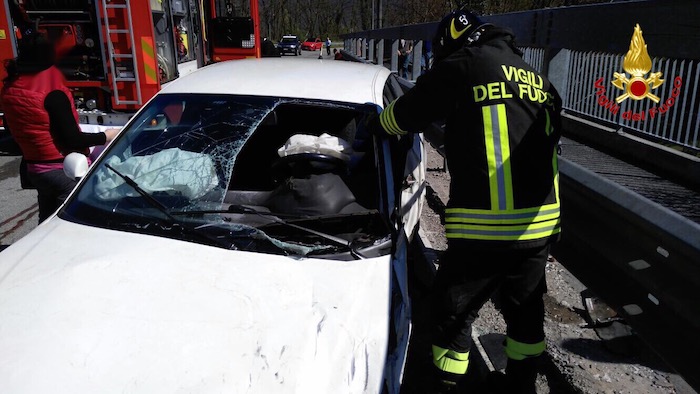 Cremenaga, incidente sulla provinciale. 36enne trasportato al Sant'Anna con l'elisoccorso