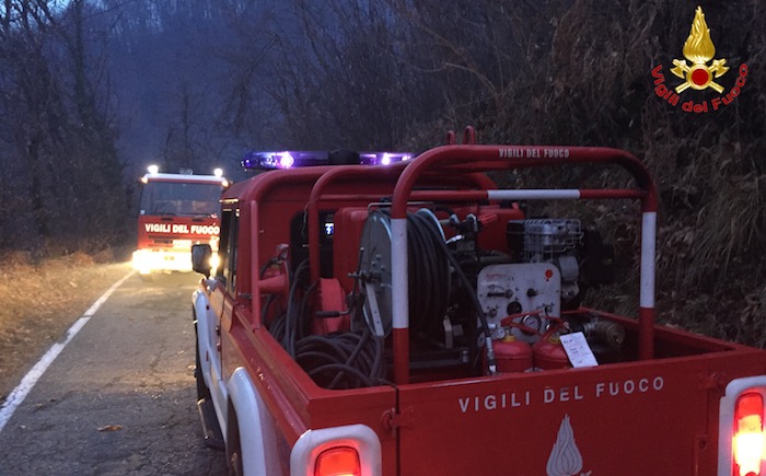 Vasto incendio nel bosco a Cadegliano, intervengono i Vigili del Fuoco. Operazioni sospese