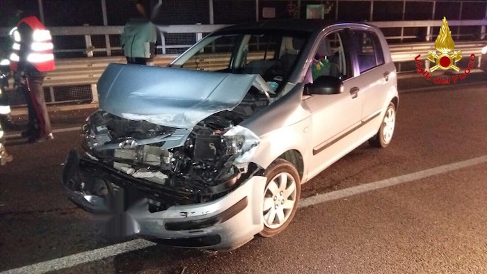Gavirate: donna perde il controllo dell'auto finendo contro le barriere