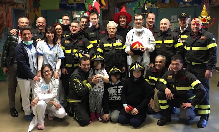 Provincia di Varese, la Befana dei vigili del fuoco in visita ai bambini